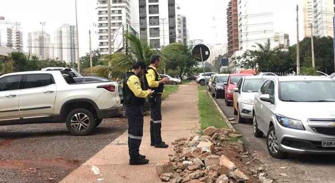 Agentes do Detran notificaram 49 veículos por estacionamento irregular em Águas Claras(foto: Detran/Divulgação) Agentes do Detran notificaram 49 veículos por estacionamento irregular em Águas Claras(foto: Detran/Divulgação)