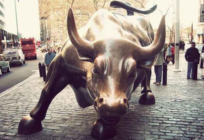 Charging Bull: amuleto dos corretores, em Wall Street(foto: Karim Yergallgev/Flickr) Charging Bull: amuleto dos corretores, em Wall Street(foto: Karim Yergallgev/Flickr)