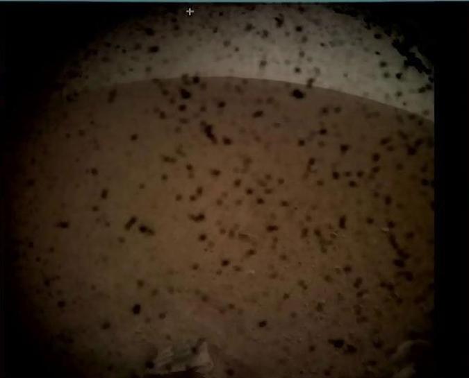 Primeira imagem enviada pela sonda do solo marciano(foto: Reprodução/Nasa/Twitter) Primeira imagem enviada pela sonda do solo marciano(foto: Reprodução/Nasa/Twitter)