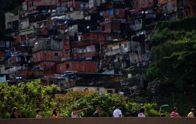 De ''polícia paga'', as milícias viraram reguladoras da economia local, monopolizando demandas que deveriam ser atendidas pelo Estado (foto: Carl de Souza/AFP ) De ''polícia paga'', as milícias viraram reguladoras da economia local, monopolizando demandas que deveriam ser atendidas pelo Estado (foto: Carl de Souza/AFP )