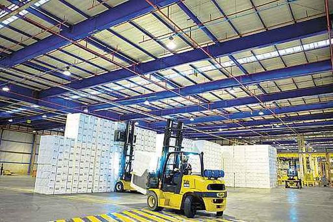 A compra da Fibria (na foto, unidade de armazenamento da empresa) pela Suzano foi oficializada em março passado, depois de um longo processo de negociação que durou quase um ano. A união entre as duas principais produtoras de celulose do país transformou a companha resultante na maior empresa global do setor, com 37 mil funcionários, R$ 18 bilhões em exportações e investimentos em 2018 estimados em R$ 6,4 bilhões. A nova empresa terá 11 unidades industriais e capacidade de produção anual de 11 milhões de toneladas de celulose por ano, além de 1,4 milhão de toneladas de papel.(foto: Divulgação) A compra da Fibria (na foto, unidade de armazenamento da empresa) pela Suzano foi oficializada em março passado, depois de um longo processo de negociação que durou quase um ano. A união entre as duas principais produtoras de celulose do país transformou a companha resultante na maior empresa global do setor, com 37 mil funcionários, R$ 18 bilhões em exportações e investimentos em 2018 estimados em R$ 6,4 bilhões. A nova empresa terá 11 unidades industriais e capacidade de produção anual de 11 milhões de toneladas de celulose por ano, além de 1,4 milhão de toneladas de papel.(foto: Divulgação)