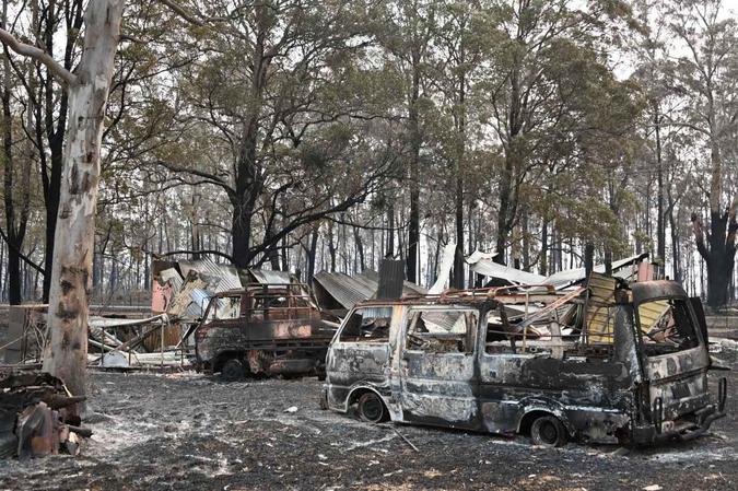 Mais de 350 escolas não terão aulas, e o Exército foi encarregado de dar apoio logístico aos bombeiros.(foto: Peter Parks / AFP) Mais de 350 escolas não terão aulas, e o Exército foi encarregado de dar apoio logístico aos bombeiros.(foto: Peter Parks / AFP)