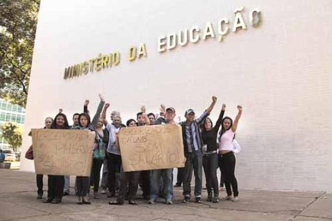 Mais um dia de protesto em frente ao Ministério da Educação. Empregados reclamam do atraso e de insegurança(foto: Ana Rayssa/Esp. CB/D.A Press) Mais um dia de protesto em frente ao Ministério da Educação. Empregados reclamam do atraso e de insegurança(foto: Ana Rayssa/Esp. CB/D.A Press)