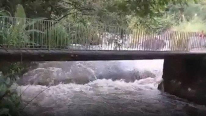 Tromba d'água na região conhecida como Paraíso Perdido(foto: Reprodução/Facebook ) Tromba d'água na região conhecida como Paraíso Perdido(foto: Reprodução/Facebook )