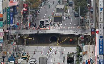 O buraco foi ampliando gradualmente até atingir cerca de 20 metros de largura e 15 de comprimento(foto: JIJI Press) O buraco foi ampliando gradualmente até atingir cerca de 20 metros de largura e 15 de comprimento(foto: JIJI Press)