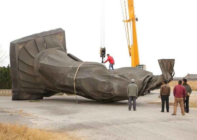 Estátua gigante do primeiro imperador da China Qin Shi Huang derrubada pelo vento(foto: AFP) Estátua gigante do primeiro imperador da China Qin Shi Huang derrubada pelo vento(foto: AFP)