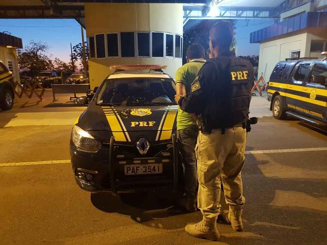 O homem de 43 anos foi preso e levado à 27ª Delegacia de Polícia no Recanto das Emas(foto: PRF / Divulgação) O homem de 43 anos foi preso e levado à 27ª Delegacia de Polícia no Recanto das Emas(foto: PRF / Divulgação)