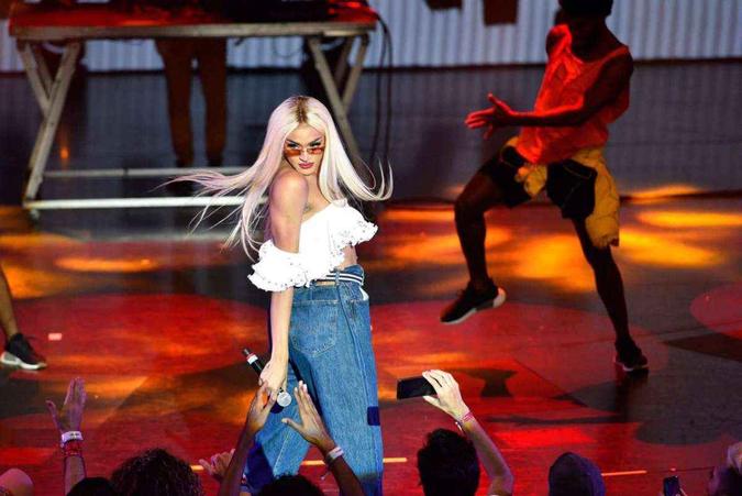 Pabllo Vittar em apresentação a bordo do navio Costa Favolosa, onde anunciou sua parceria com a Chilli Beans (foto: Lost Art) Pabllo Vittar em apresentação a bordo do navio Costa Favolosa, onde anunciou sua parceria com a Chilli Beans (foto: Lost Art)