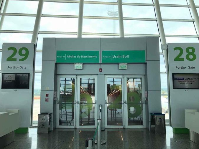 Os nomes foram colocados ao lado das numerações dos portões de embarque. Intervenção fará parte do aeroporto até 30/11(foto: Reprodução/Inframerica) Os nomes foram colocados ao lado das numerações dos portões de embarque. Intervenção fará parte do aeroporto até 30/11(foto: Reprodução/Inframerica)