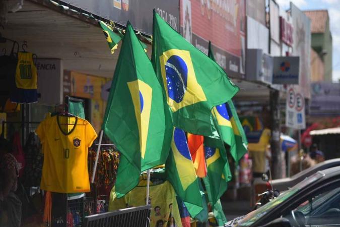 No Taguacenter, comerciantes estão otimistas com a vendas de produtos da Copa do Mundo(foto: Ed Alves/CB/D.A Press) No Taguacenter, comerciantes estão otimistas com a vendas de produtos da Copa do Mundo(foto: Ed Alves/CB/D.A Press)