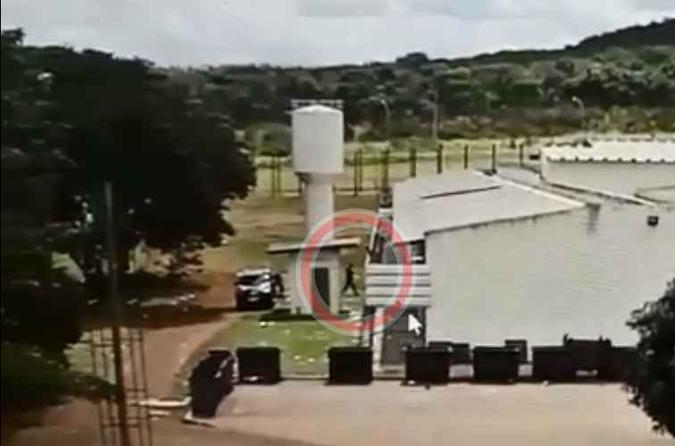 Momento em que o suspeito se aproxima de uma cela para entregar a droga, segundo a Polícia Civil do DF(foto: Reprodução) Momento em que o suspeito se aproxima de uma cela para entregar a droga, segundo a Polícia Civil do DF(foto: Reprodução)