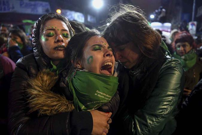 Ativistas a favor da legalização do aborto se consolam mutuamente fora do Congresso Nacional em Buenos Aire(foto: Eitan ABramvich/AFP) Ativistas a favor da legalização do aborto se consolam mutuamente fora do Congresso Nacional em Buenos Aire(foto: Eitan ABramvich/AFP)