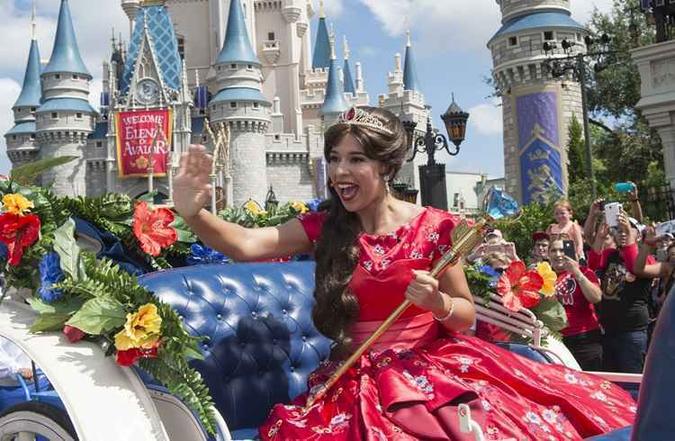 Elena de Avalor, única inspirada na cultura latina, desfilou de carruagem pelo parque, para alegria da garotada(foto: David Roark/Disney/Divulgação - 11/8/16) Elena de Avalor, única inspirada na cultura latina, desfilou de carruagem pelo parque, para alegria da garotada(foto: David Roark/Disney/Divulgação - 11/8/16)