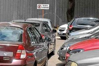 Estacionar em local proibido renderá mais dinheiro: o reajuste para quem parar em vaga de idoso subiu 452%(foto: Antonio Cunha/CB/D.A Press) Estacionar em local proibido renderá mais dinheiro: o reajuste para quem parar em vaga de idoso subiu 452%(foto: Antonio Cunha/CB/D.A Press)
