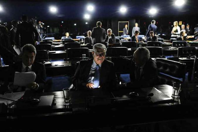 Depois de interromper a sessão por causa da ocupação da mesa diretora, o presidente do Senado, Eunicio Oliveira, mandou desligar a luz (foto: Geraldo Magela/Agência Senado) Depois de interromper a sessão por causa da ocupação da mesa diretora, o presidente do Senado, Eunicio Oliveira, mandou desligar a luz (foto: Geraldo Magela/Agência Senado)