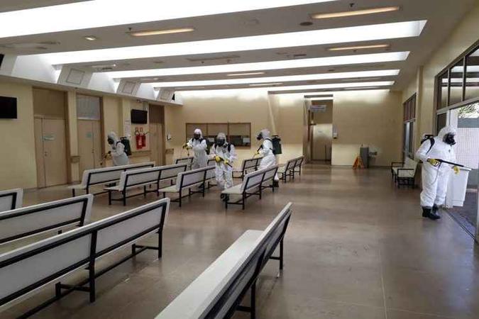Ação já foi feita em outros hospitais e ajuda a descontaminar áreas de contato com o novo coronavírus(foto: Iges-df/ Divulgação) Ação já foi feita em outros hospitais e ajuda a descontaminar áreas de contato com o novo coronavírus(foto: Iges-df/ Divulgação)