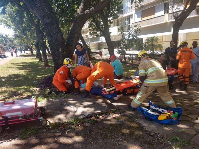 Momento em que uma das vítimas é atendida e transportada pelo Corpo de Bombeiros(foto: Divulgação/CBMDF) Momento em que uma das vítimas é atendida e transportada pelo Corpo de Bombeiros(foto: Divulgação/CBMDF)