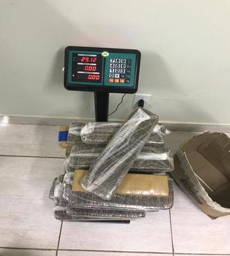 Mais de 29 quilos de maconha estavam divididos em duas malas dentro do carro(foto: PRF/Divulgação) Mais de 29 quilos de maconha estavam divididos em duas malas dentro do carro(foto: PRF/Divulgação)