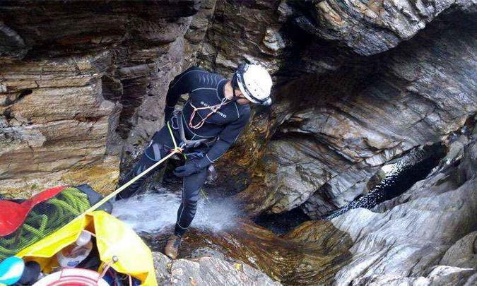 Bombeiros fazem buscas em local de difícil acesso. Paredões ao longo do rio têm 80 metros de altura (foto: Corpo de Bombeiros/Divulgação) Bombeiros fazem buscas em local de difícil acesso. Paredões ao longo do rio têm 80 metros de altura (foto: Corpo de Bombeiros/Divulgação)