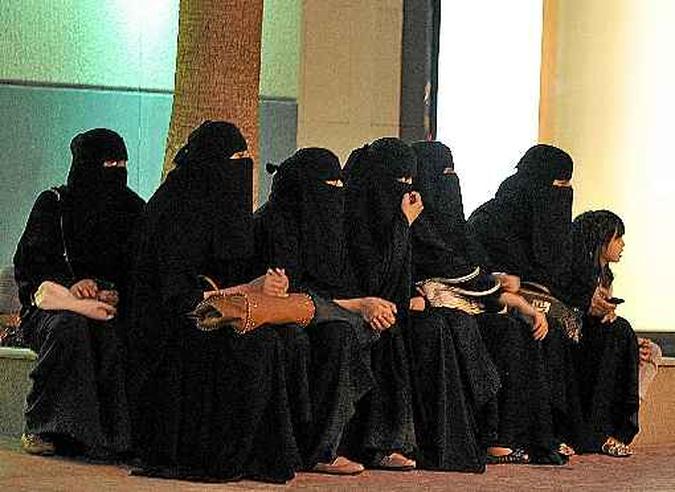 Mulheres esperam por seus motoristas do lado de fora de shopping center da capital, Riad: há 27 anos, elas lutam para poder conduzir carros (foto: Fayez Nureldine/AFP - 26/9/11) Mulheres esperam por seus motoristas do lado de fora de shopping center da capital, Riad: há 27 anos, elas lutam para poder conduzir carros (foto: Fayez Nureldine/AFP - 26/9/11)