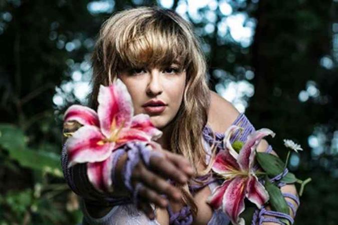 O novo disco de Alice Caymmi conta com nove faixas e participações especiais(foto: Reprodução/Instagram) O novo disco de Alice Caymmi conta com nove faixas e participações especiais(foto: Reprodução/Instagram)