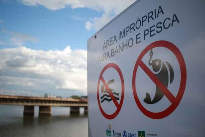Placas indicam a pescadores e a banhistas locais impróprios(foto: Luis Nova/Esp. CB/D.A Press ) Placas indicam a pescadores e a banhistas locais impróprios(foto: Luis Nova/Esp. CB/D.A Press )