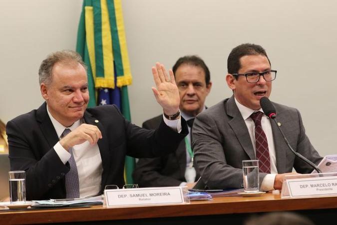 O relator na comissão especial da reforma da Previdência (PEC 6/19), deputado Samuel Moreira, e o presidente da comissão especial, deputado Marcelo Ramos, durante reunião para analisar o cronograma de trabalho proposto pelo relator.(foto: Fabio Rodrigues Pozzebom/Agência Brasil) O relator na comissão especial da reforma da Previdência (PEC 6/19), deputado Samuel Moreira, e o presidente da comissão especial, deputado Marcelo Ramos, durante reunião para analisar o cronograma de trabalho proposto pelo relator.(foto: Fabio Rodrigues Pozzebom/Agência Brasil)