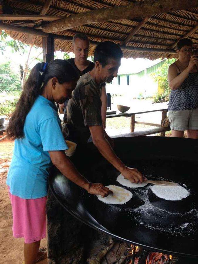 De um jeito tradicional, os ribeirinhos preparam tapioca para servirem aos turistas(foto: Carolina Cotta/EM/D.A Press) De um jeito tradicional, os ribeirinhos preparam tapioca para servirem aos turistas(foto: Carolina Cotta/EM/D.A Press)