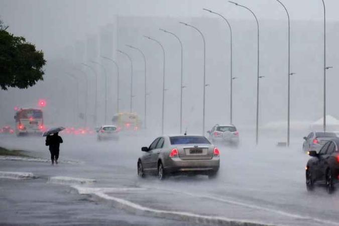 Durante as precipitações, a recomendação é abrigar-se em lugares altos, para fugir de inundações, sempre longe de árvores e, se possível, fechados(foto: Antonio Cunha/CB/D.A Press) Durante as precipitações, a recomendação é abrigar-se em lugares altos, para fugir de inundações, sempre longe de árvores e, se possível, fechados(foto: Antonio Cunha/CB/D.A Press)