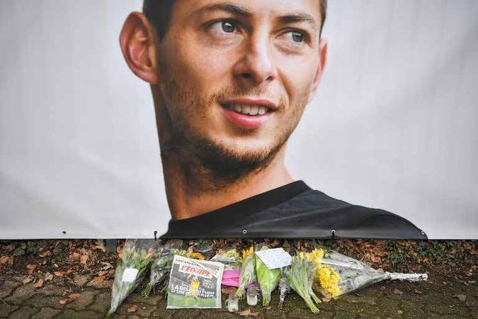 Homenagem para Emiliano Sala em frente à entrada do centro de treino do clube de futebol FC Nantes(foto: Loic Venance/AFP) Homenagem para Emiliano Sala em frente à entrada do centro de treino do clube de futebol FC Nantes(foto: Loic Venance/AFP)