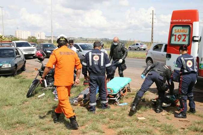 Nenhuma vítima ficou ferida com gravidade, mas os bombeiros prestaram socorro à todos os envolvidos. Equipes do Samu transportaram os pacientes ao hospital (foto: Corpo de Bombeiros/Divulgação) Nenhuma vítima ficou ferida com gravidade, mas os bombeiros prestaram socorro à todos os envolvidos. Equipes do Samu transportaram os pacientes ao hospital (foto: Corpo de Bombeiros/Divulgação)