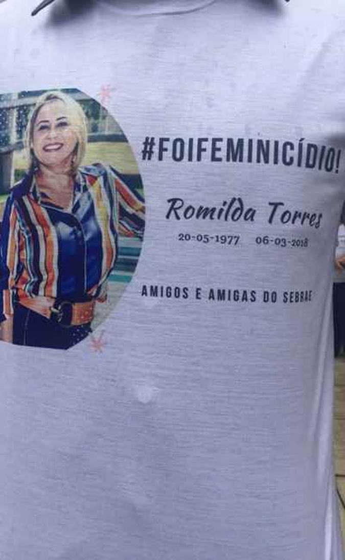 Colegas de trabalho de Romilda fizeram uma camiseta em homenagem(foto: Arquivo pessoal) Colegas de trabalho de Romilda fizeram uma camiseta em homenagem(foto: Arquivo pessoal)