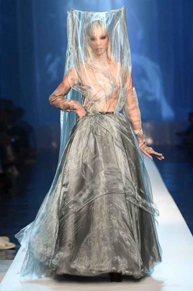 A noiva topless de Jean Paul Gaultier dialoga com o conceito da coleção dele nesta temporada e representa um manifesto de liberdade e rompimento de padrões.(foto: FFW) A noiva topless de Jean Paul Gaultier dialoga com o conceito da coleção dele nesta temporada e representa um manifesto de liberdade e rompimento de padrões.(foto: FFW)