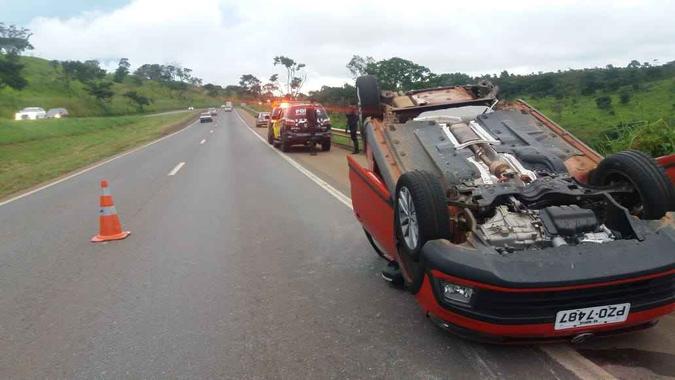 Suspeitos só pararam ao capotar carro(foto: PMDF/Divulgação) Suspeitos só pararam ao capotar carro(foto: PMDF/Divulgação)