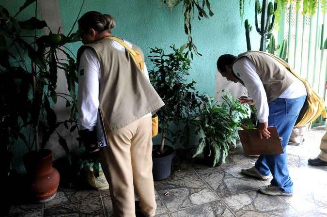 A ação de técnicos está sendo dificultada por moradores que não abrem a residência para o trabalho de prevenção: conscientização(foto: Tony Winston/Agencia Brasilia) A ação de técnicos está sendo dificultada por moradores que não abrem a residência para o trabalho de prevenção: conscientização(foto: Tony Winston/Agencia Brasilia)