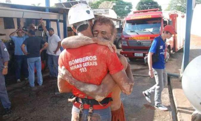 Em 2011, operário caiu em uma cisterna de 17 metros e foi salvo por um militar da 4ª Companhia de Patos de Minas(foto: Aislan Henrique/Divulgação/Corpo de Bombeiros) Em 2011, operário caiu em uma cisterna de 17 metros e foi salvo por um militar da 4ª Companhia de Patos de Minas(foto: Aislan Henrique/Divulgação/Corpo de Bombeiros)