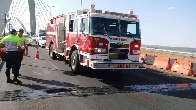 Ponte JK é interditada após constatação de fissura no asfalto(foto: Divulgação Corpo de Bombeiros) Ponte JK é interditada após constatação de fissura no asfalto(foto: Divulgação Corpo de Bombeiros)