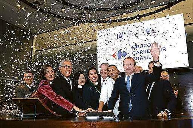 Diretores do Carrefour Brasil na Bovespa: valor de mercado da empresa já chegou a R$ 29,3 bilhões (foto: Divulgação/BM&FBovespa ) Diretores do Carrefour Brasil na Bovespa: valor de mercado da empresa já chegou a R$ 29,3 bilhões (foto: Divulgação/BM&FBovespa )