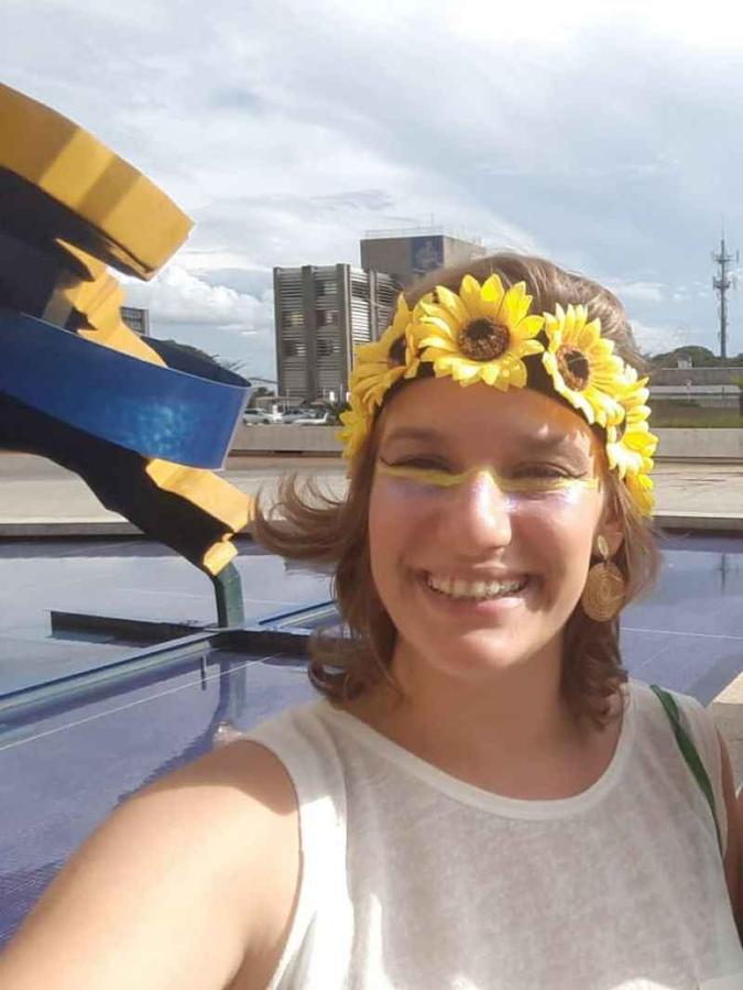 Clara Maria Smith gosta de levar banana para os blocos: as frutas ainda compõem a fantasia (foto: Arquivo Pessoal) Clara Maria Smith gosta de levar banana para os blocos: as frutas ainda compõem a fantasia (foto: Arquivo Pessoal)