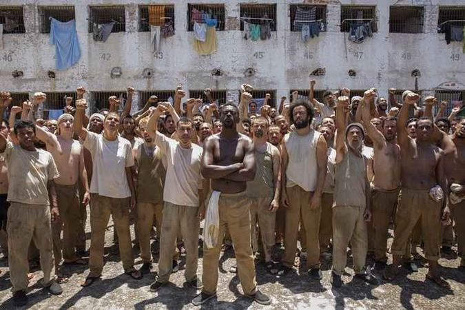 A série conta a história de uma facção criminosa dentro do presídio (foto: Aline Arruda/Netflix) A série conta a história de uma facção criminosa dentro do presídio (foto: Aline Arruda/Netflix)
