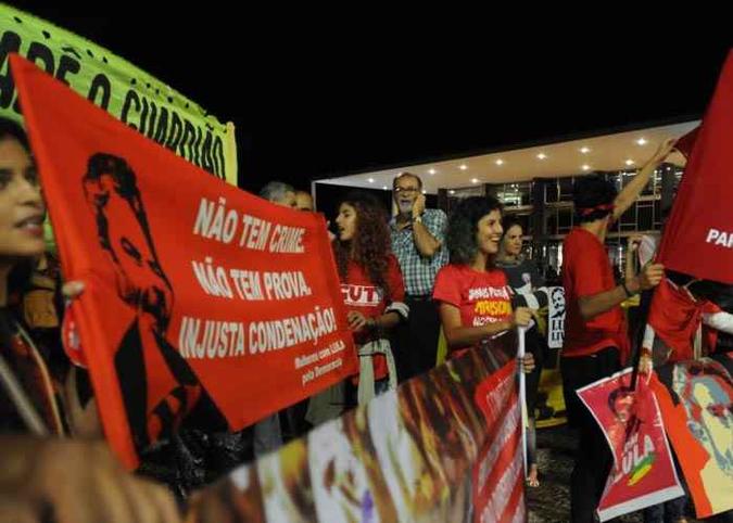 Manifestantes favoráveis à libertação de Lula em frente ao STF na noite de ontem (foto: Bárbara Cabral/Esp. CB/D.A Press ) Manifestantes favoráveis à libertação de Lula em frente ao STF na noite de ontem (foto: Bárbara Cabral/Esp. CB/D.A Press )