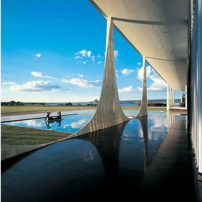 O Palácio da Alvorada foi o primeiro prédio a ser projetado pelo arquiteto Oscar Niemeyer no Planalto Central(foto: Cristiano Mascaro/Divulgacao) O Palácio da Alvorada foi o primeiro prédio a ser projetado pelo arquiteto Oscar Niemeyer no Planalto Central(foto: Cristiano Mascaro/Divulgacao)