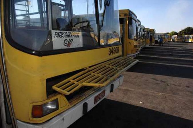 Ônibus velhos parados no estacionamento do Estádio Nacional de Brasília: risco diário para os usuários do transporte público da capital federal(foto: Cadu Gomes/cb/d.a Press - 10/8/98) Ônibus velhos parados no estacionamento do Estádio Nacional de Brasília: risco diário para os usuários do transporte público da capital federal(foto: Cadu Gomes/cb/d.a Press - 10/8/98)