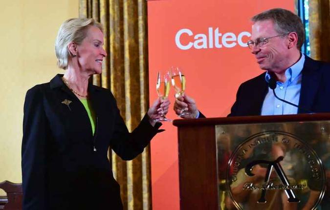 A cientista e vencedora do Prêmio Nobel, Frances Arnold, faz um brinde com o Provedor do Caltech, David Tirell(foto: Frederic J. Brown/AFP) A cientista e vencedora do Prêmio Nobel, Frances Arnold, faz um brinde com o Provedor do Caltech, David Tirell(foto: Frederic J. Brown/AFP)