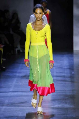 O verão de 2019 de Prabal Gurung destacou o neon no streetwear, traduzindo a união entre a tendência e o utilitarismo(foto: Prabal Gurung/Divulgação) O verão de 2019 de Prabal Gurung destacou o neon no streetwear, traduzindo a união entre a tendência e o utilitarismo(foto: Prabal Gurung/Divulgação)