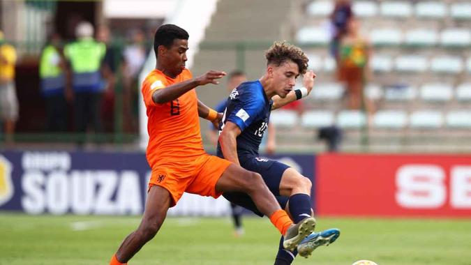 Artilheiro da Euro Sub-17, o francês Aouchiche liderou as assistências do Mundial da categoria, com 7 passes para gol(foto: Fifa/Divulgação) Artilheiro da Euro Sub-17, o francês Aouchiche liderou as assistências do Mundial da categoria, com 7 passes para gol(foto: Fifa/Divulgação)
