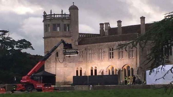 Cenas foram gravadas em Lacock Abbey, na Inglaterra. (foto: Twitter/Reprodução) Cenas foram gravadas em Lacock Abbey, na Inglaterra. (foto: Twitter/Reprodução)