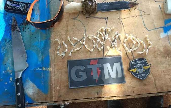 Policiais encontraram porções de crack e facas no acampamento no Parque da Cidade(foto: PMDF/Divulgação) Policiais encontraram porções de crack e facas no acampamento no Parque da Cidade(foto: PMDF/Divulgação)