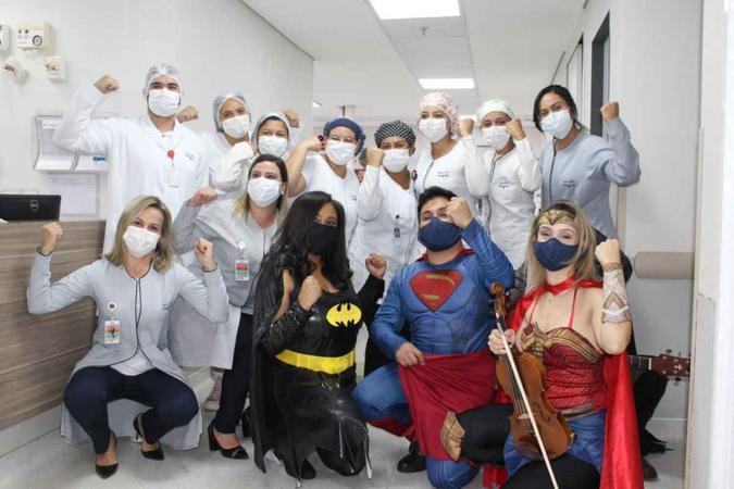 Enfermeiros do Hospital Santa Helena são surpreendidos por artistas fantasiados de super-heróis(foto: Rede D'Or/ Divulgação) Enfermeiros do Hospital Santa Helena são surpreendidos por artistas fantasiados de super-heróis(foto: Rede D'Or/ Divulgação)