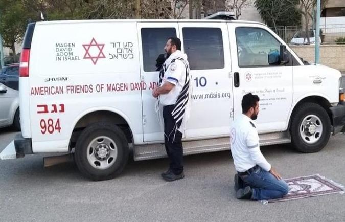 A imagem de Avraham Mintz e Zoher Abu Jama rezando juntos viralizou na internet (foto: Reprodução) A imagem de Avraham Mintz e Zoher Abu Jama rezando juntos viralizou na internet (foto: Reprodução)